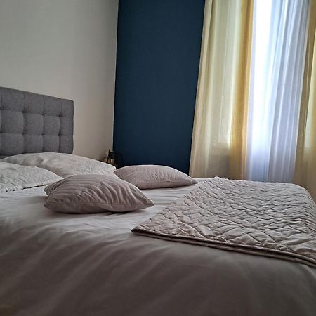 Chambre Spacieuse - Dressing - Sdb Communes - Parking Prive نيم المظهر الخارجي الصورة