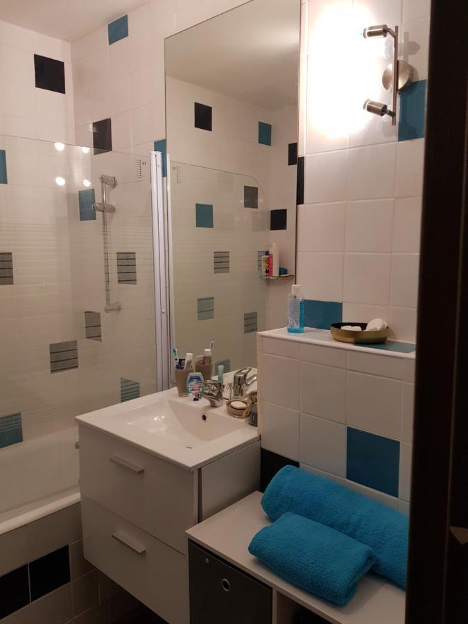 Chambre Spacieuse - Dressing - Sdb Communes - Parking Prive نيم المظهر الخارجي الصورة